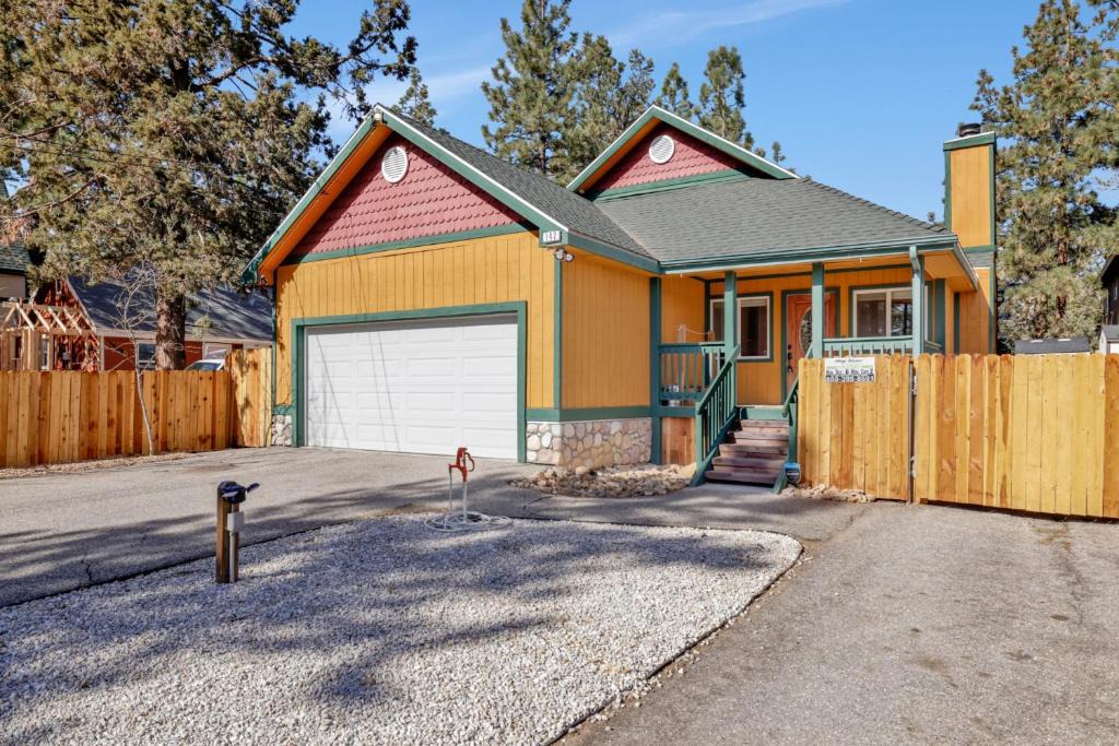 Sugarloaf House | Ultra Modern Retreat by Big Bear Vacations