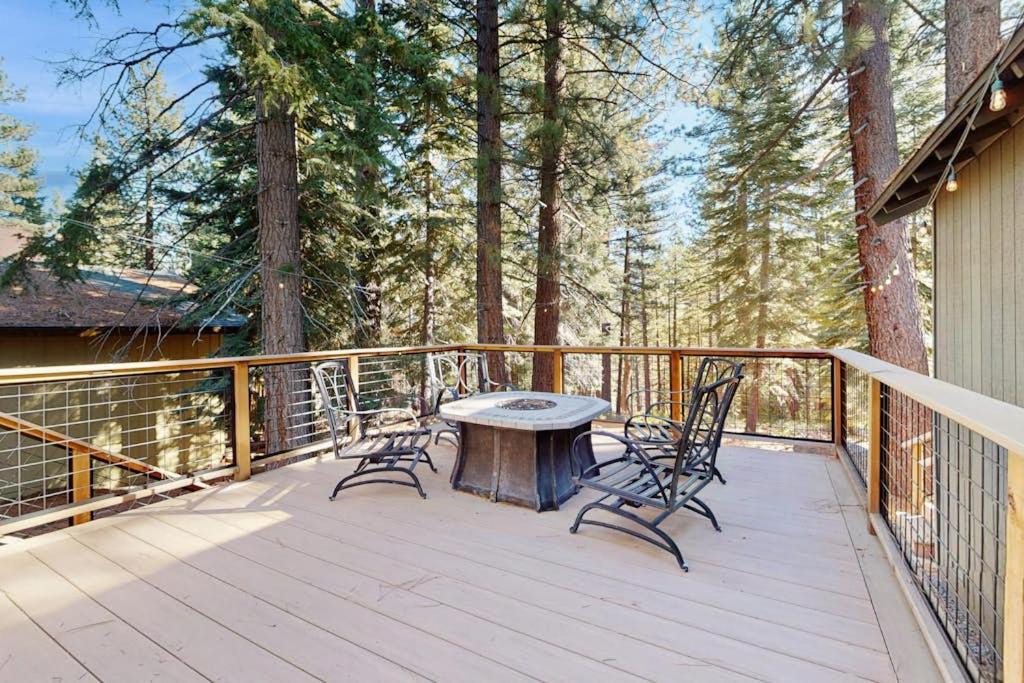 Country Club Estates House | Upgraded alpine retreat close to golf skiing & lakeside fun