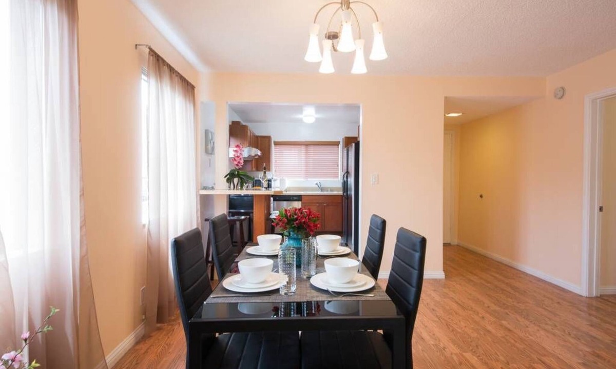 North of Wilshire Apartment | Very spacious 2 bedrooms + 2 bathrooms in Prime Santa Monica + free parking