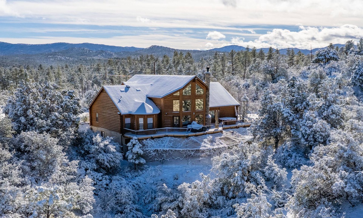Prescott Cabin | View ~ATV~Karaoke Bar ~Kayaks/Bikes ~Hot Tub/Sauna