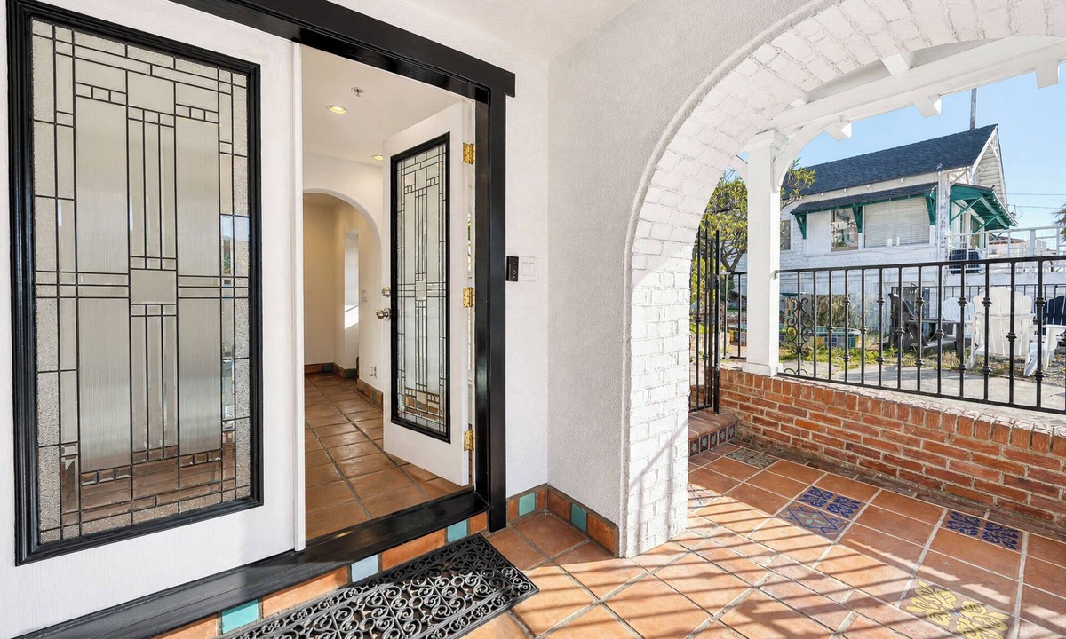 Avalon House | Villa Avalon: Spacious 6-bdr Avalon home with harbor views and large patio