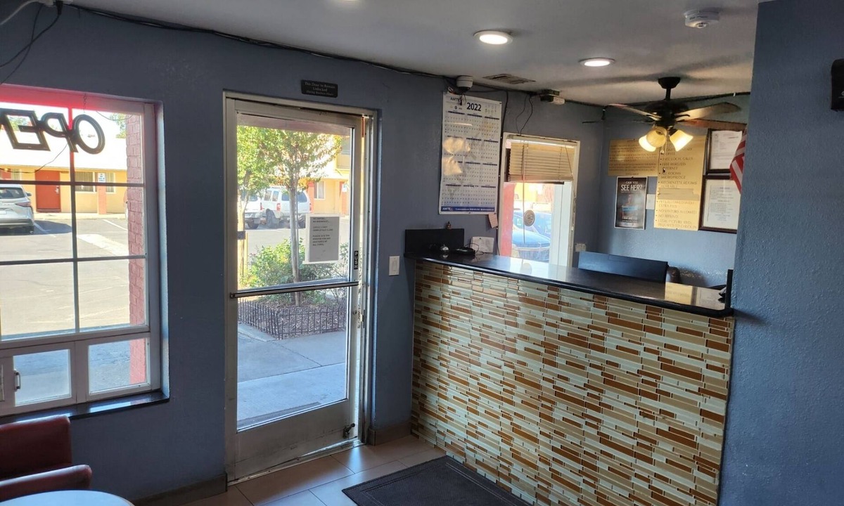 La Riviera Hotel | Vince's Motel Inc.