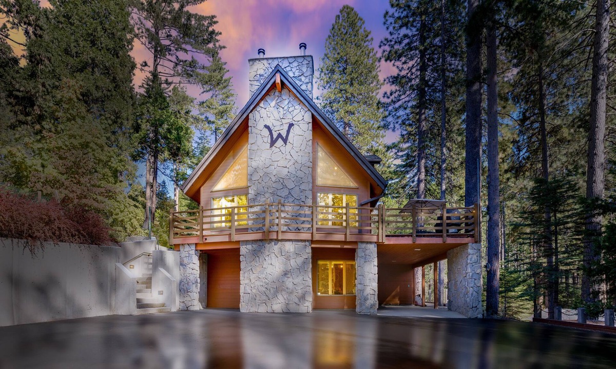 Arnold Ski Chalet | W House in BLS, Game Room, Fire Pit, Hot Tub, Central AC&Heat, Pet friendly!