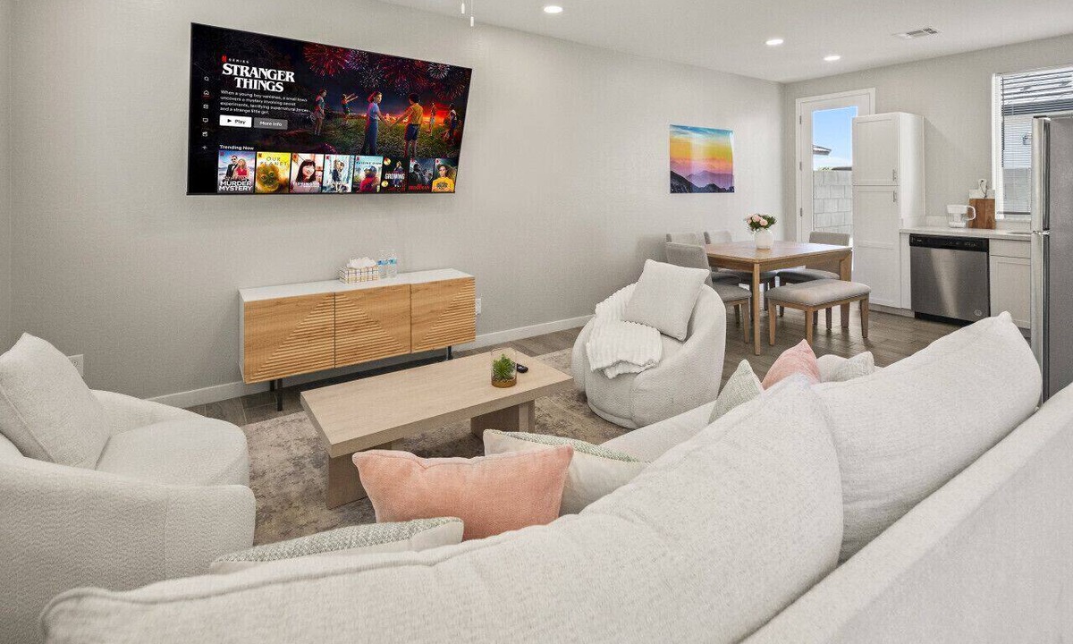 Glendale Apartment | Warm 2B2B w' Pool Soft Beds + Parking Onsite
