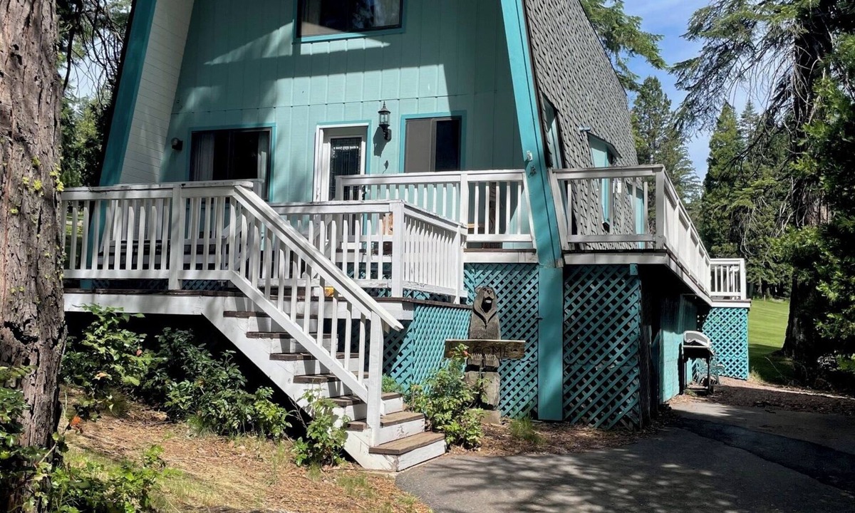 Lake Almanor Country Club Cabin | Welcoming 2-bedroom cabin in Lake Almanor Country Club on the golf course