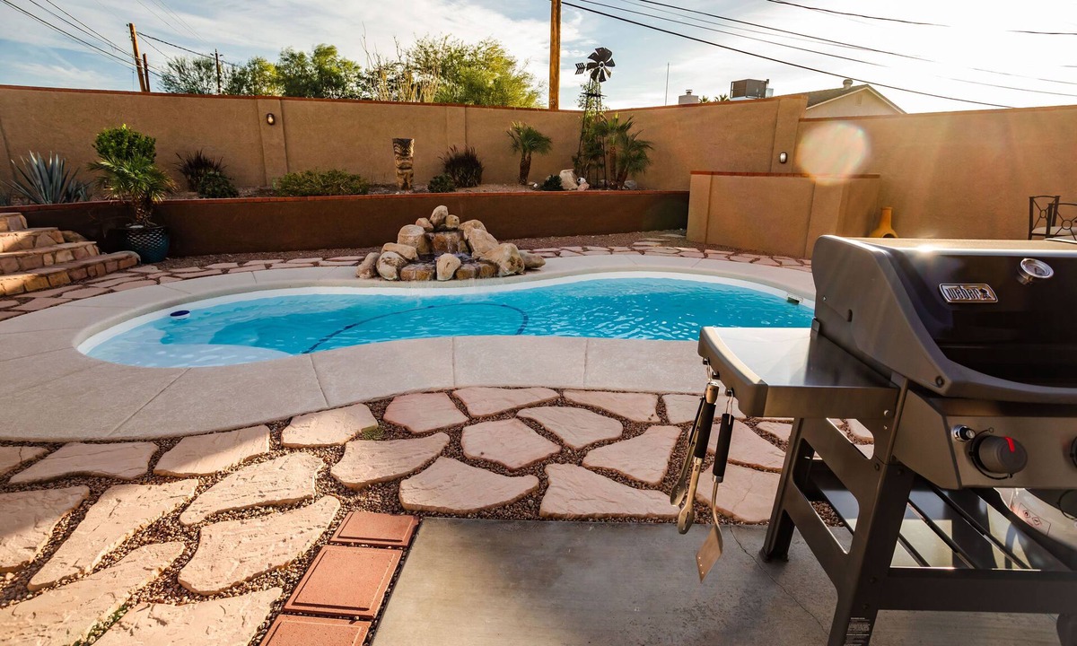 Lake Havasu City House | Welcome to the Lake House!3Bed/3 Full Bath Cul de sac pool home!