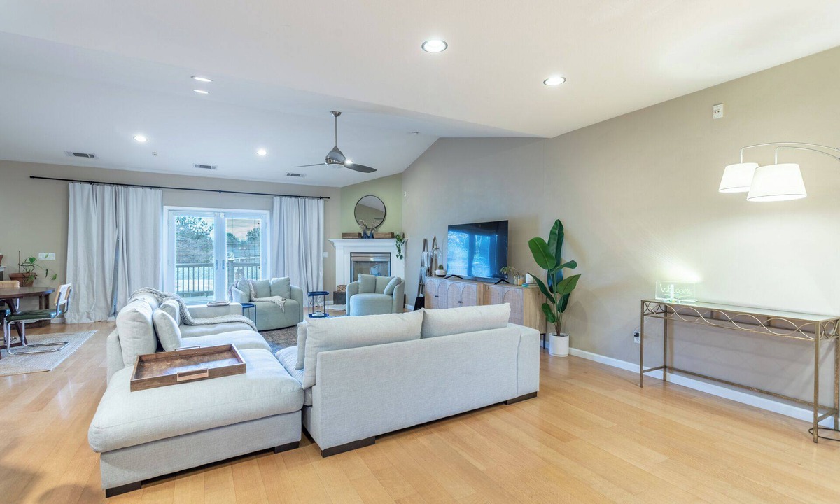 Redding House | West Side Home near lake, trails, 3 king beds, kids play area, bonus room!