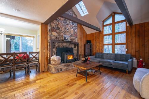 Forest Falls House | Winter Falls Cabin-Stunning Views