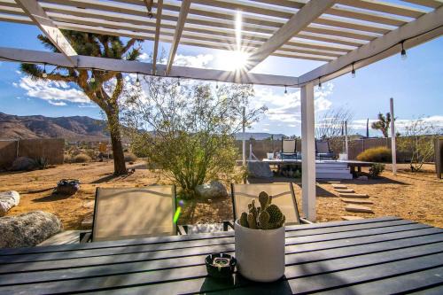 Yucca Valley House | Yucca Valley Glampiing Spot with Hot-Tub and Full Amenities