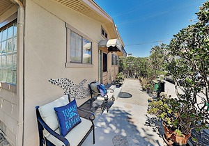 1 Block to Beach! Venice Cottage with Carport, Fireplace & 8-Burner Grill