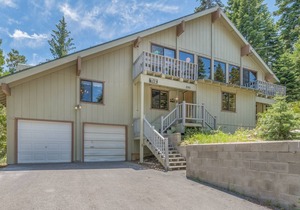 Large Pet Friendly Home- Chamberlands Pool and Beach- One Block from Trails