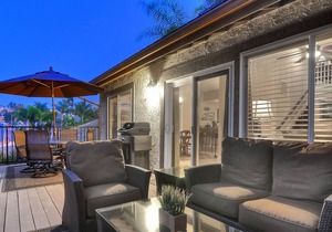 Tropical home with loft, spacious deck, & outdoor dining - walk to the beach