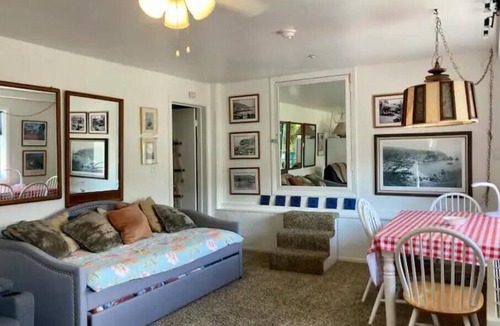 Avalon Apartment | 1/2 block to the BEACH