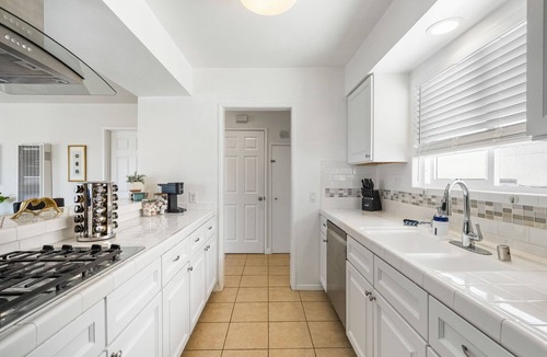 The Strand Apartment | 1-Bedroom in Downtown Manhattan Beach Steps to The Sand With Parking