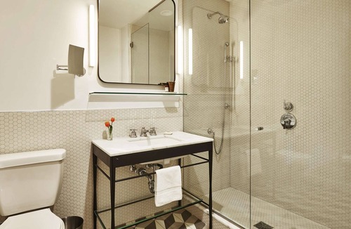 Hollywood Hotel | 1-Bedroom Suite at a 4⭐️ Hotel