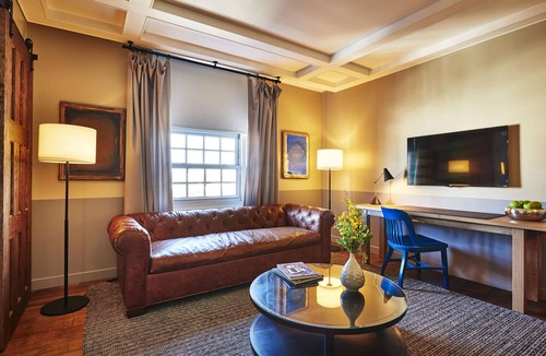 Hollywood Hotel | 1-Bedroom Suite at a 4⭐️ Hotel