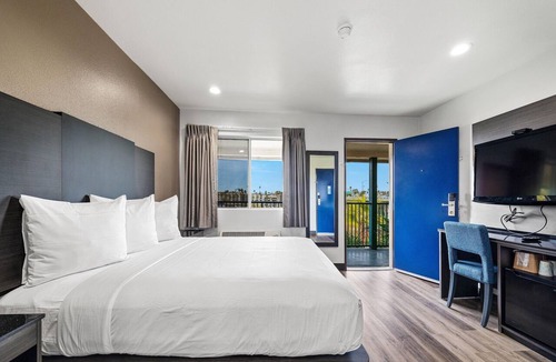 Townsite Apartment | 1 King Bed|Non-Smoking,Mini Fridge