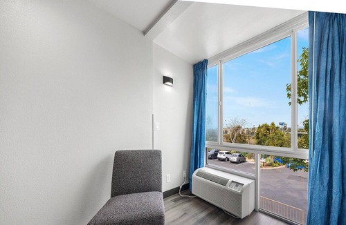 Townsite Apartment | 1 King Bed|Non-Smoking,Mini Fridge