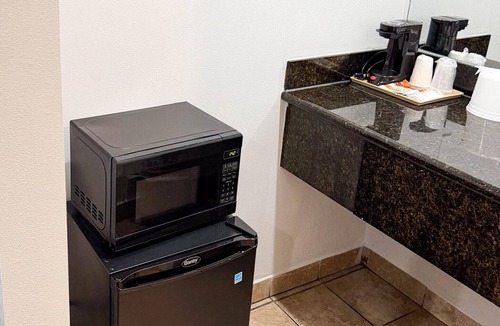 Redwood Heights Apartment | 1 King Bed|Non-Smoking, Micfridge