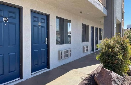 Barstow Apartment | 1 King Bed|Suite,Non-Smoking