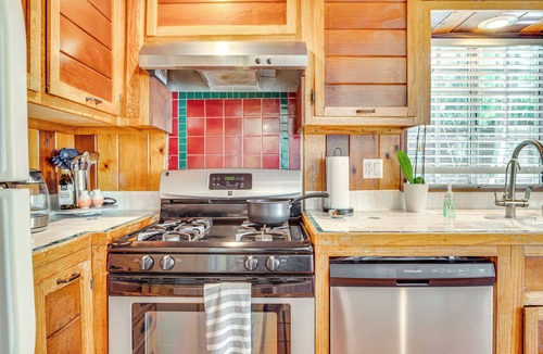 Venice Cottage | < 1 Mi to Venice Beach & Boardwalk! Quiet Cottage