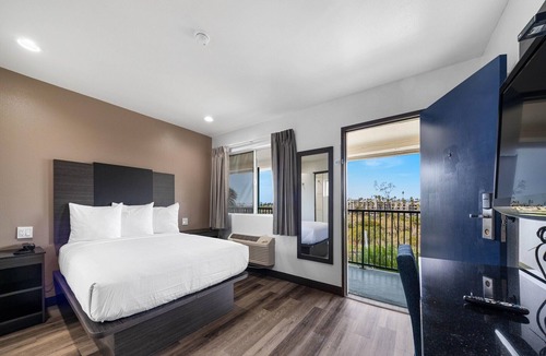 Townsite Apartment | 1 Queen Bed|Nsmk,Micfridge,View