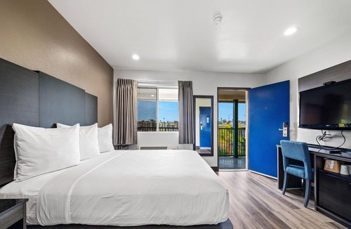 Townsite Apartment | 1 Queen Bed|Nsmk,Mini Fridge