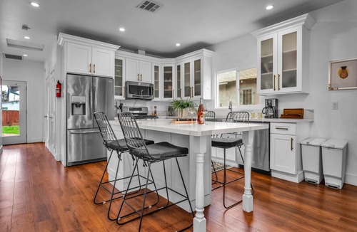 Los Angeles House | 10 min to SoFi. Private Parking Dog Ok. Gated Backyard
