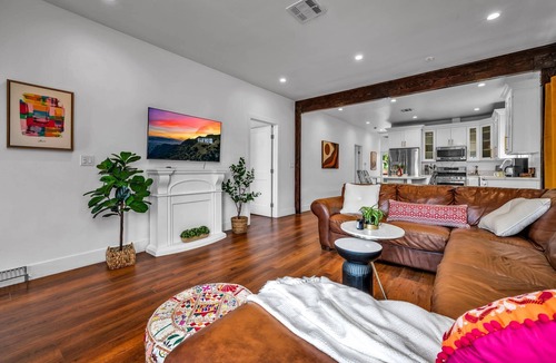 Los Angeles House | 10 min to SoFi. Private Parking Dog Ok. Gated Backyard