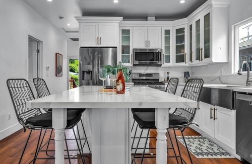 Los Angeles House | 10 min to SoFi. Private Parking Dog Ok. Gated Backyard