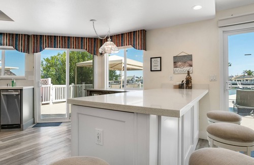 Discovery Bay House | 100% remodeled in 2020-Large deck w/jacuzzi, paddle boards, & ping pong table!