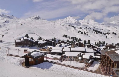 Belle Plagne Apartment | 100m from resort center, 5th floor, view ski slopes/ski slopes, balcony, tv, ski locker, 28m²