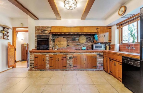 Van Nuys House | 109 GATED Urban LA cottage