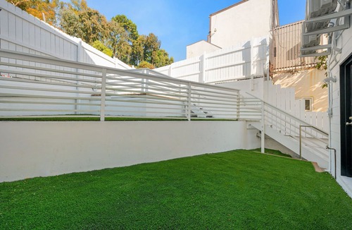 Santa Monica Canyon Apartment | 121 Pacific Coast Suites