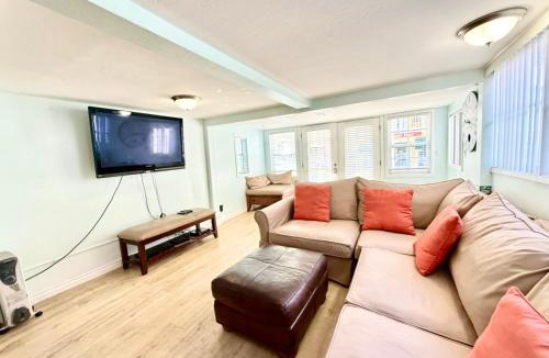Avalon House | 124CL 124 Claressa Ave