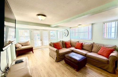 Avalon House | 124CL 124 Claressa Ave