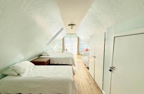 Avalon House | 124CL 124 Claressa Ave