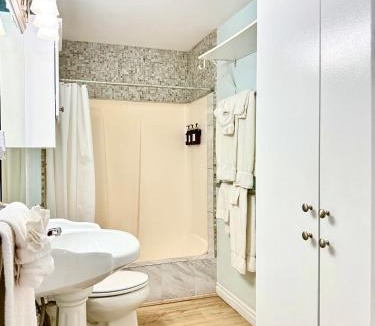 Avalon House | 124CL 124 Claressa Ave