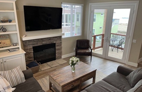 Mission Beach House | >130 FIVE STAR REVIEWS FOR A REASON. 1700sf 3br/3ba, A/C, 20 yds to Ocean.