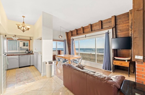 Pierpont Bay House | 15% Off 30+ Stay! Toes On The Sand, Great Location