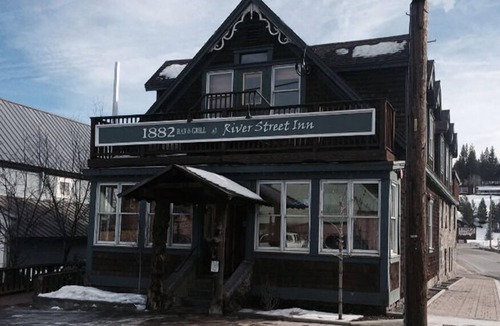 Downtown Hotel | 1882 Bar and Grill at River Street Inn
