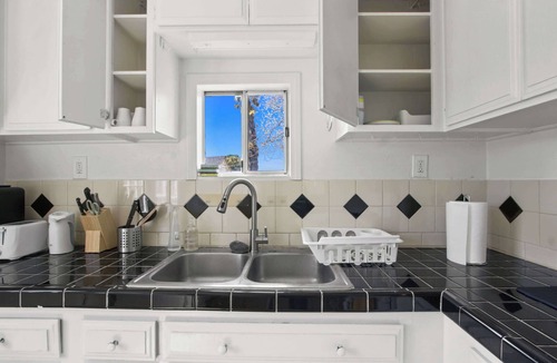 Ontario House | 1BR Guesthouse in Ontario Pet Friendly