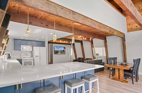 Discovery Bay Cabin | 1pm Check-in Special @ The Delta Cabin, w/Boat Option