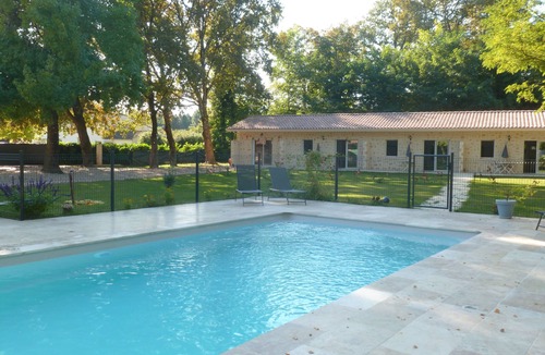 Saint-Pardon-de-Conques Apartment | 2/4-person gîte with small garden and shared swimming pool
