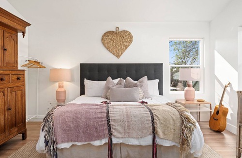 Loomis House | 2-acre Modern Boho Creekside Country Retreat (sleeps 14)