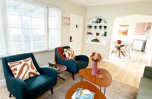 University Heights House | 2 bdrm house, midcentury vibe, PINK kitchen! 7 mins zoo/Balboa. Walk to rstrnts.