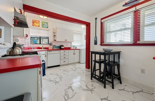 Townsite House | 2 br, 2 bth, fully fenced home - The Sunnyside Up Beach Cottage