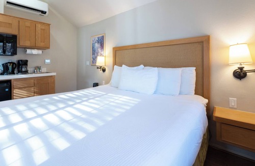 Napa Hotel | 2 Elegant Units | 1.2 mil to Napa Opera House | Onsite Pool | Free Parking