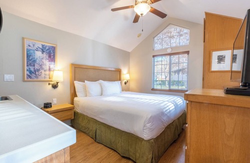 Napa Hotel | 2 Elegant Units | Free Parking | Outdoor Pool | Napa Valley Wine Train – 0.8 mi
