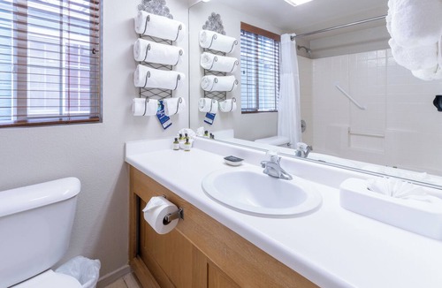Napa Hotel | 2 Elegant Units | Free Parking | Outdoor Pool | Napa Valley Wine Train – 0.8 mi